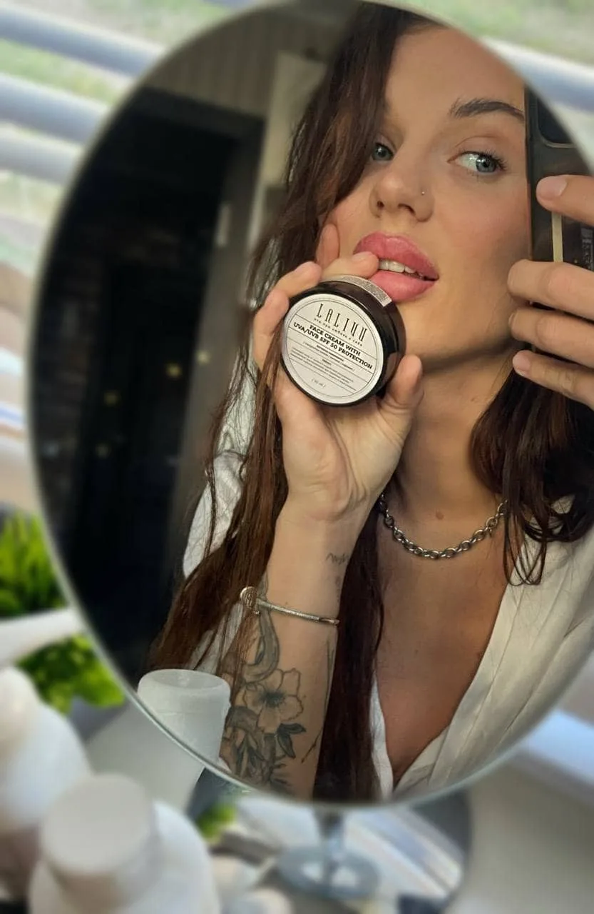 Crema Lalivu con protección UVA/UVB SPF 50 en uso